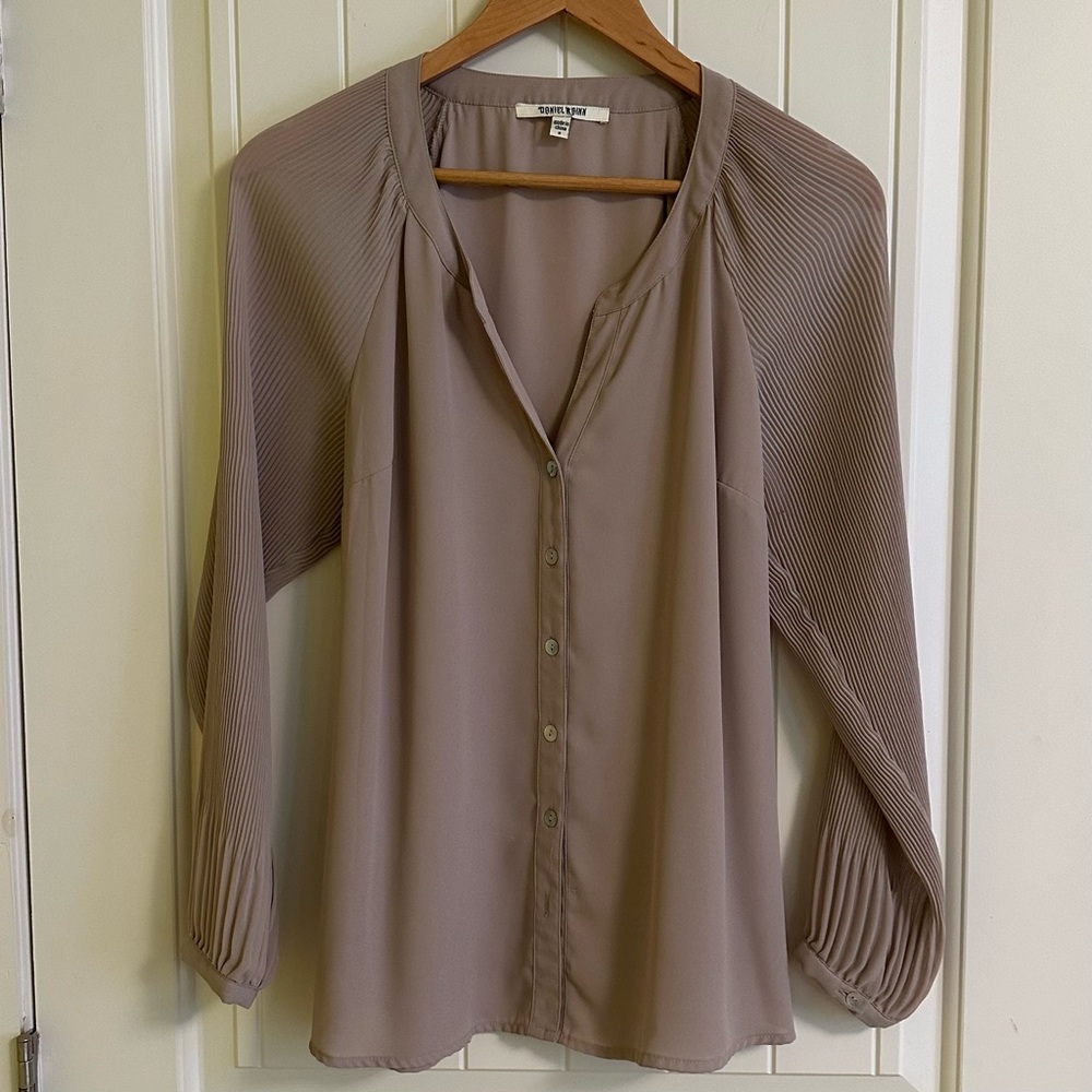 Daniel Rainn long sleeve button up blouse. Pleated sleeves